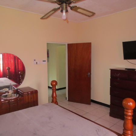 Chateau Yellow Mandeville Bagian luar foto