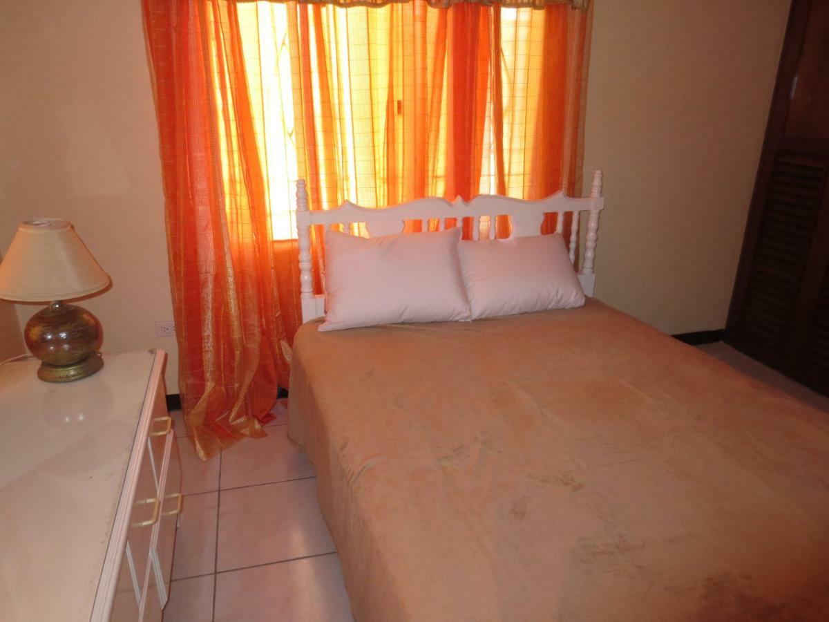 Chateau Yellow Mandeville Bagian luar foto