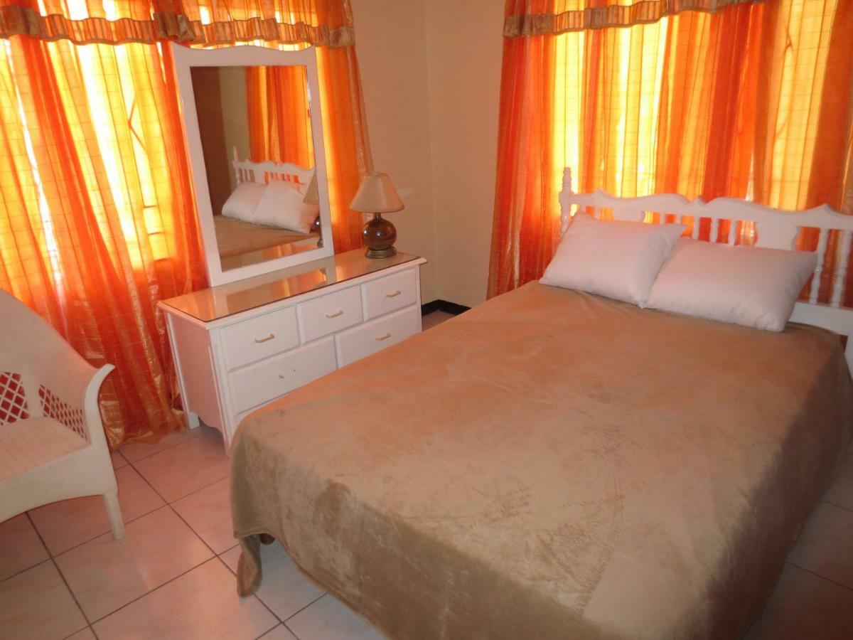 Chateau Yellow Mandeville Bagian luar foto