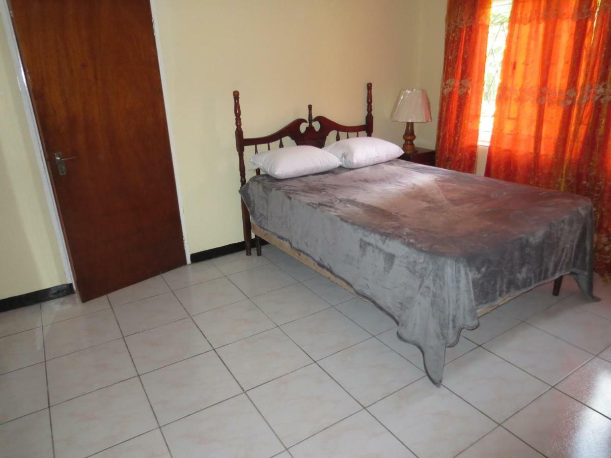 Chateau Yellow Mandeville Bagian luar foto