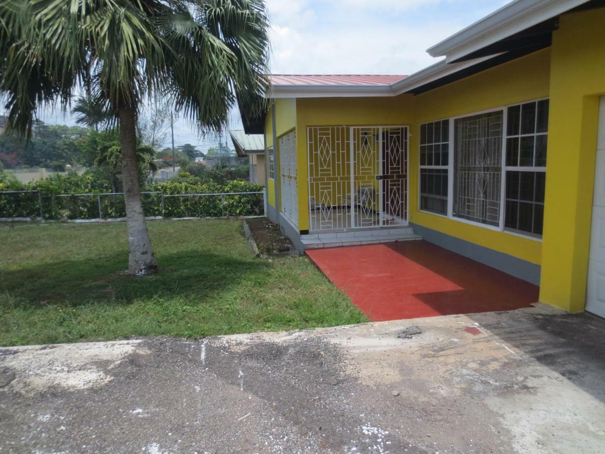 Chateau Yellow Mandeville Bagian luar foto
