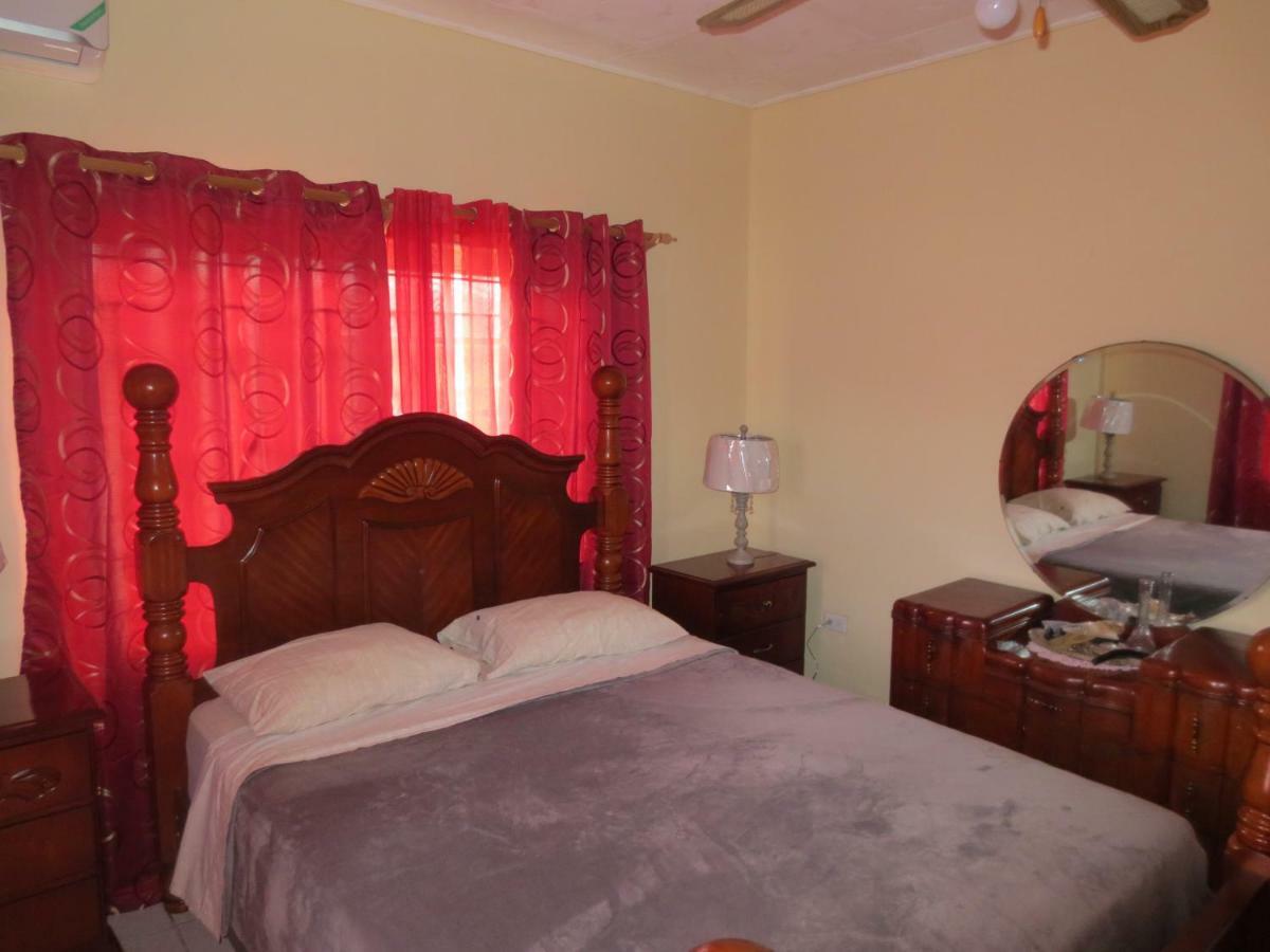 Chateau Yellow Mandeville Bagian luar foto